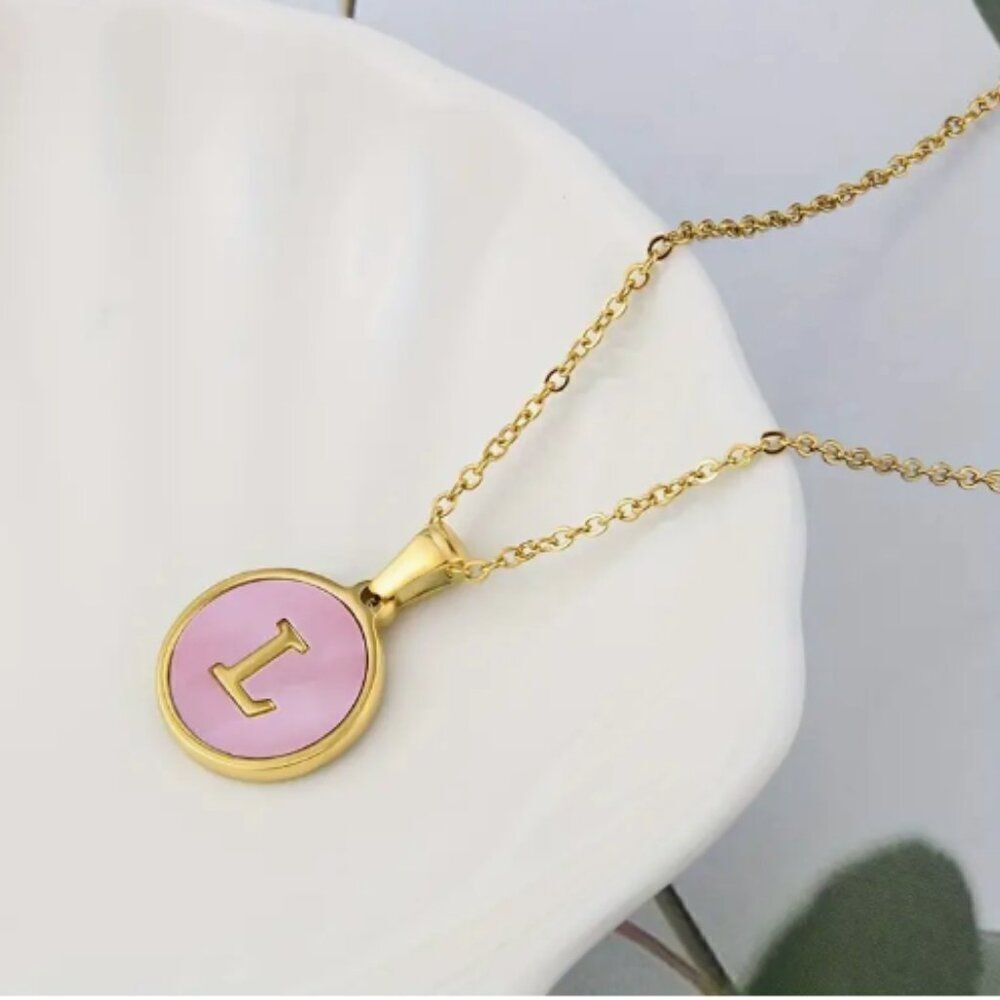 🔅🆕🔅18K Gold Plated Stainless Steel Pink Shell Decor Initial Necklace✨ - Picture 8 of 16